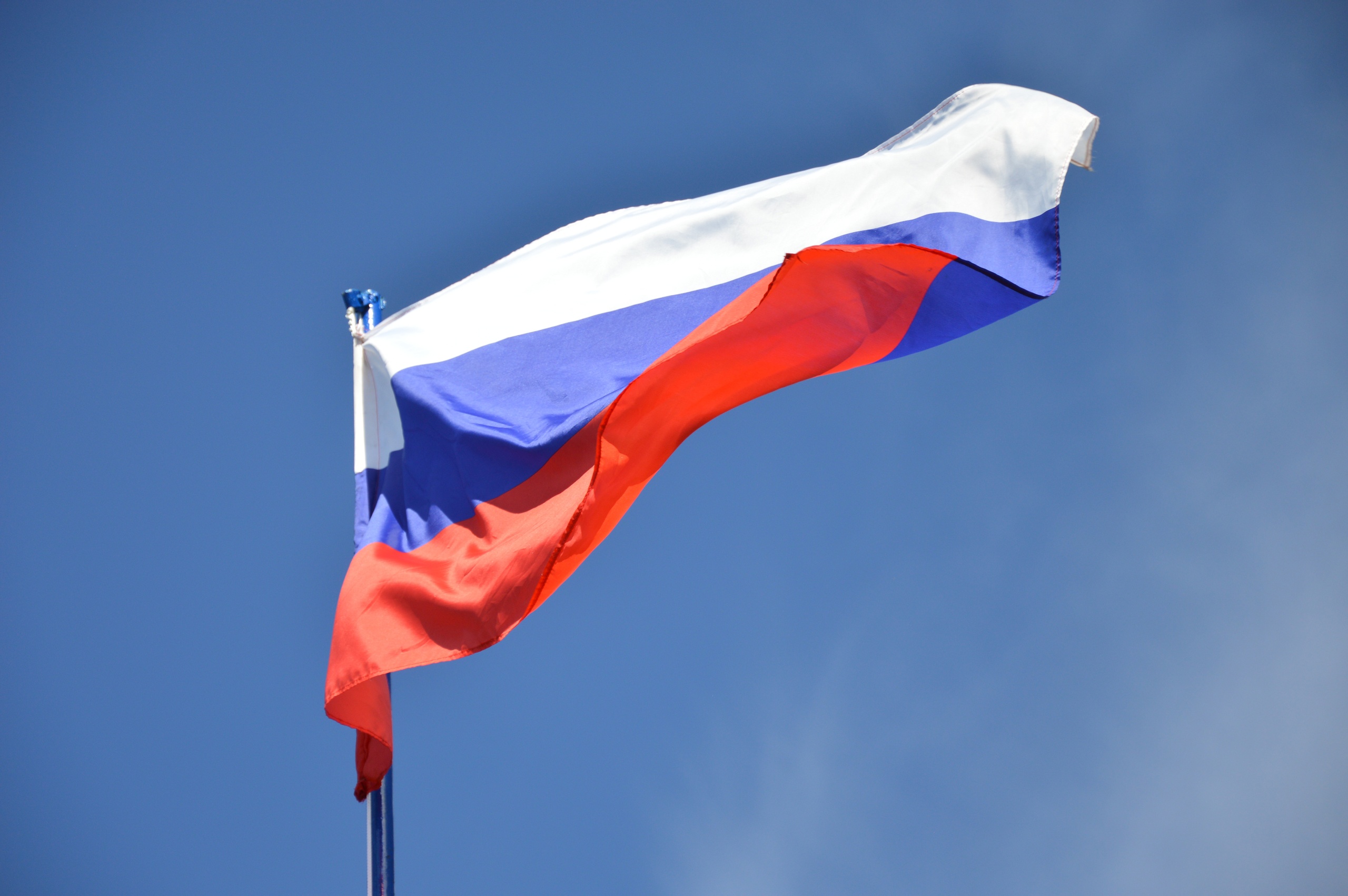 В ландшафтном парке прошло торжественное поднятие государственного флага России.