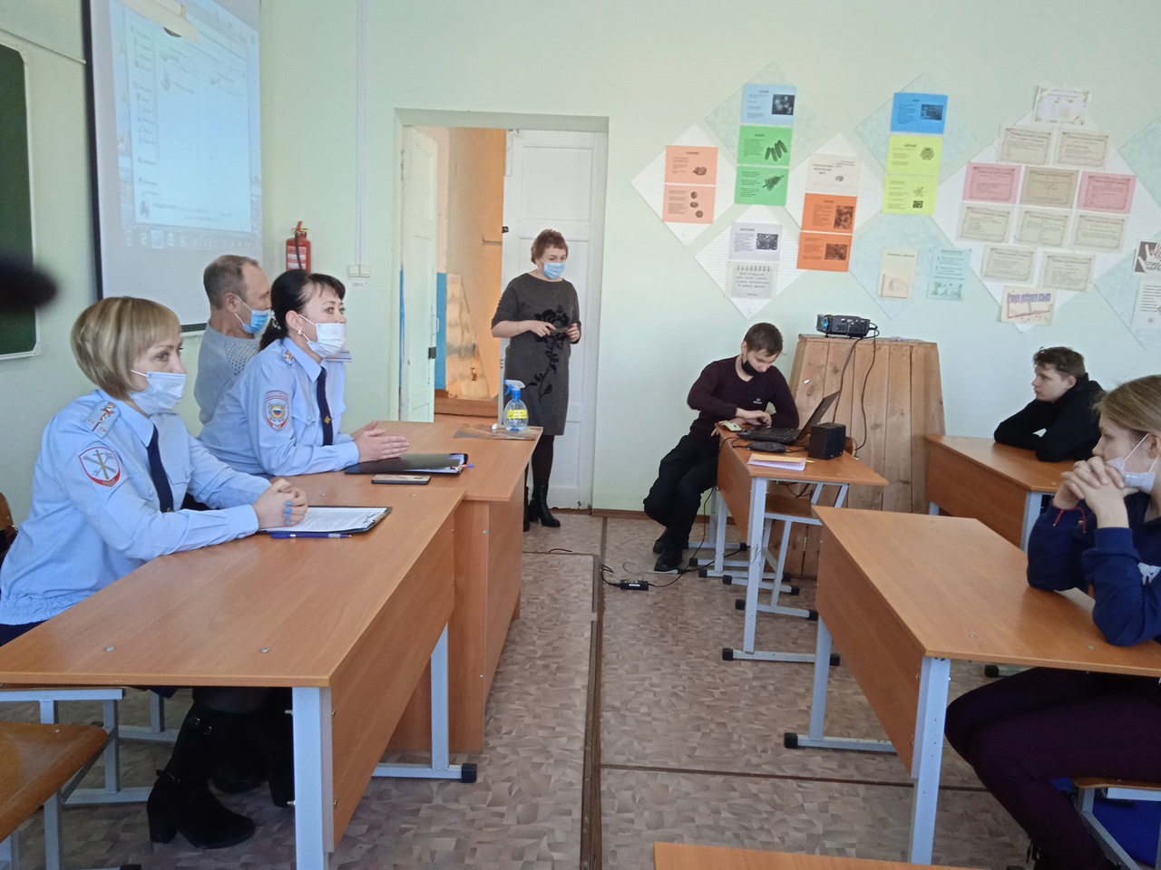 Каргапольские студенты познакомились с работой инспекторов подразделений полиции.