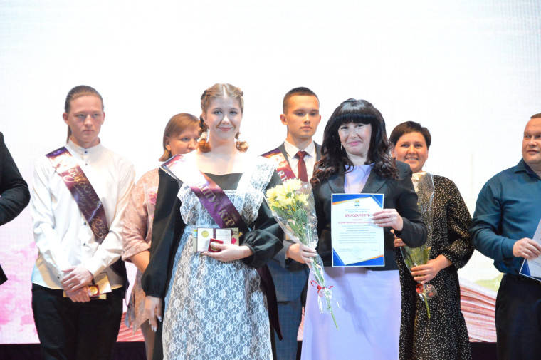 Каргапольские отличники получили медали за успешную учебу.