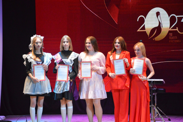 Каргапольские отличники получили медали за успешную учебу.